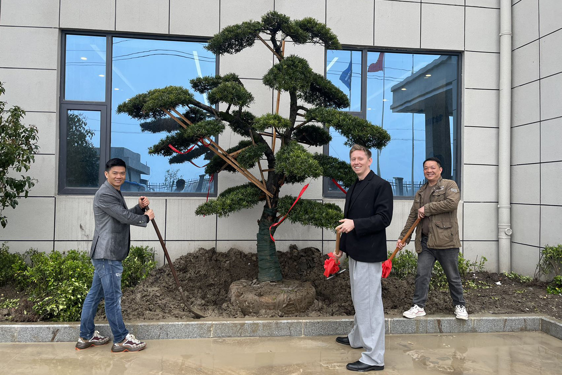 伊诺特与外商共同种下友谊之树